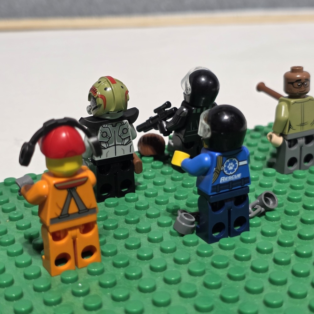 LEGO Minifigures Lot of 6 w/ Accessories Police Officer & More - Picture 9 of 11